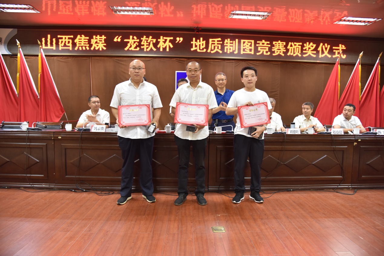 頒發(fā)一等獎.jpg 頒發(fā)一等獎.jpg