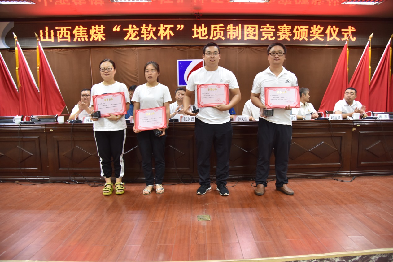 頒發(fā)三等獎.jpg 頒發(fā)三等獎.jpg